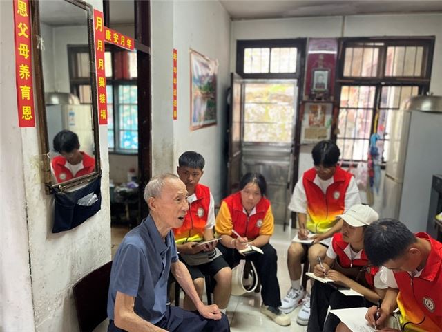 万维荒老爷爷向同学们述说红色历史岁月。