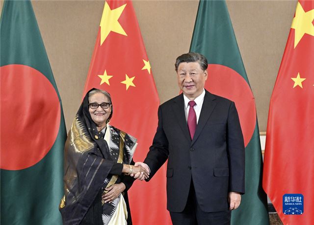 习近平会见孟加拉国总理哈西娜