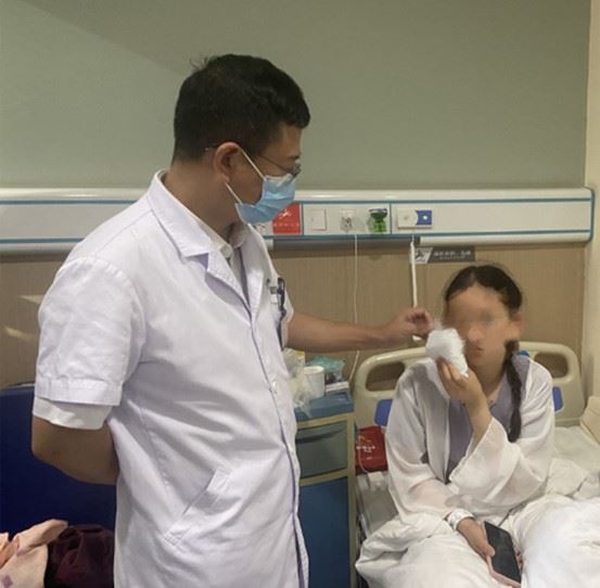 医生袁洪峰为患者做检查。重庆爱尔眼科医院总院供图