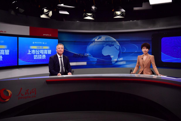 中工国际党委书记、董事长王博（左）接受人民网访谈。人民网记者 于凯摄