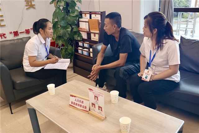 9月14日，在赣州市南康区市民服务中心，群众正在向人大代表反映问题。人民网 李途遥摄