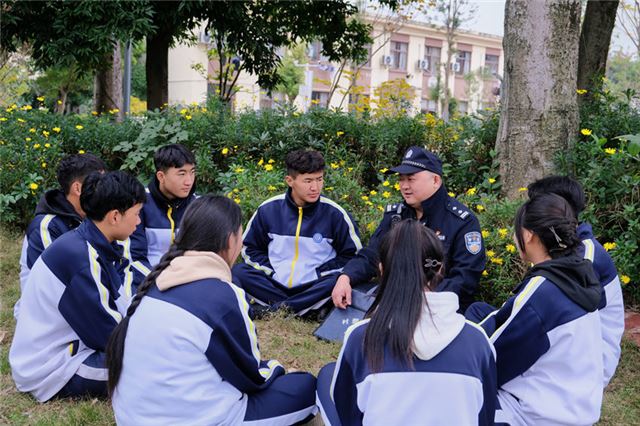 村警李勋与职业中学同学交流谈心。蒲江县公安局供图