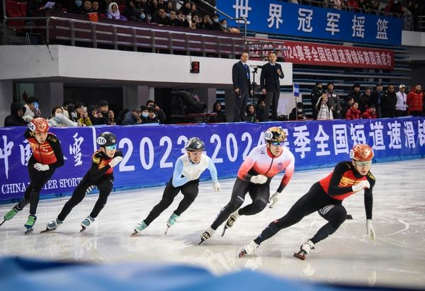 黑龙江七台河上演短道速滑“强强对决”