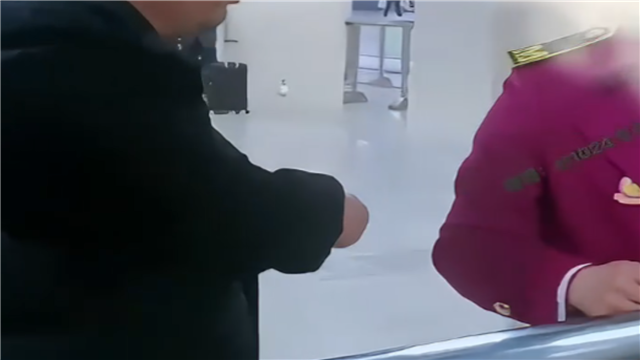 无臂男子免费乘地铁被要求出示残疾证 到底是哪里出了问题？