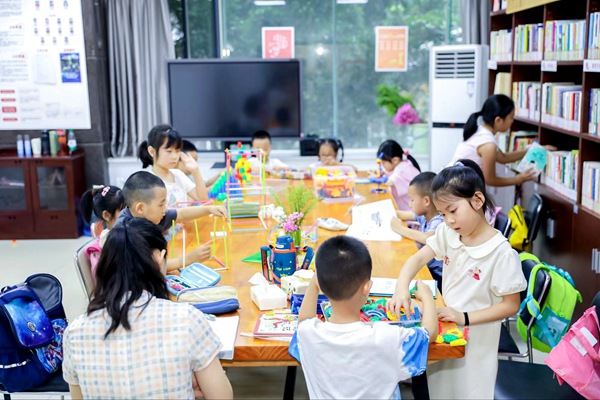孩子们在做益趣游戏。受访单位供图