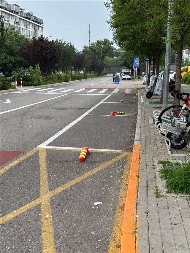 街头阻车桩“添堵”，该找谁处理？实地调查——