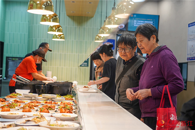 老年人在社区食堂点菜就餐。人民网 章勇涛摄