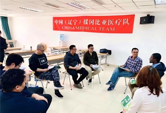 2018年穆英雄作为助教为援冈比亚医疗队开展行前培训。