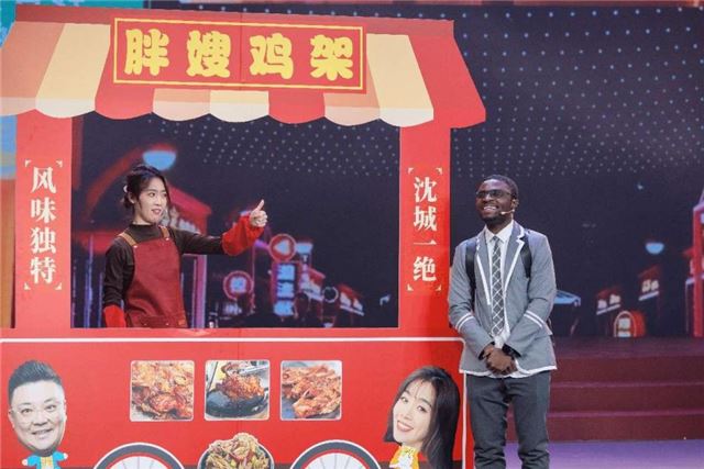 沈阳广播电视台2024《把乐带回家》春节联欢晚会小品《夜沈阳》穆英雄演出剧照。