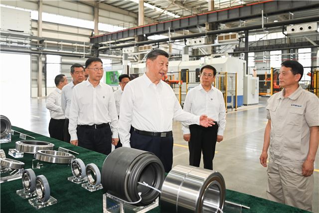 △2025年5月19日，习近平总书记在河南洛阳轴承集团股份有限公司智能工厂考察。