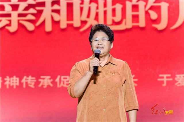“沂蒙母亲”王换于的孙女于爱梅现场讲解《沂蒙母亲和她的儿女们》。山东广播电视台综合广播供图