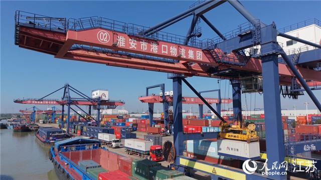 淮安港内,高耸的龙门吊往复作业,各类集装箱从这里运往世界各地。人民网记者 余乐摄